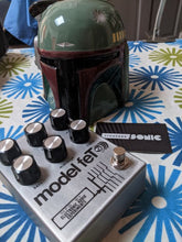 Load image into Gallery viewer, Model feT